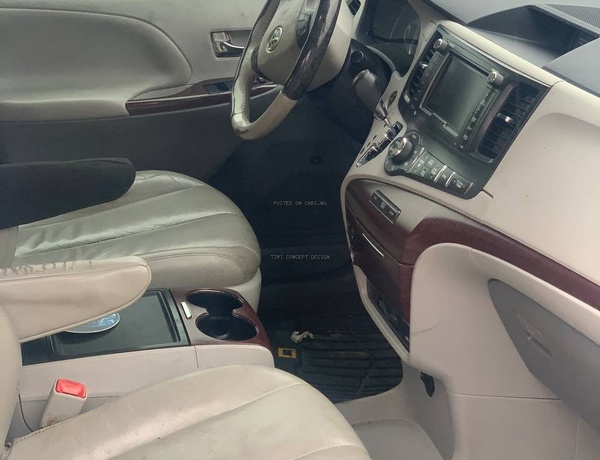 Foreign Used 2015 Toyota Sienna XLE for Sale In Lagos