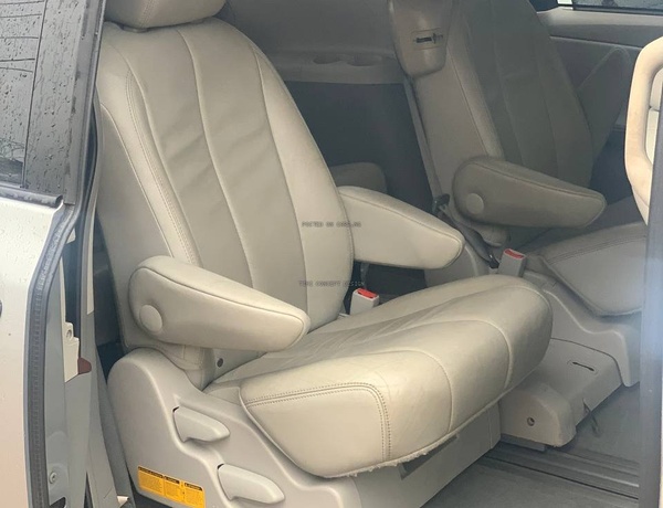 Foreign Used 2015 Toyota Sienna XLE for Sale In Lagos