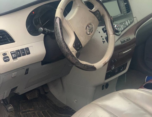 Foreign Used 2015 Toyota Sienna XLE for Sale In Lagos