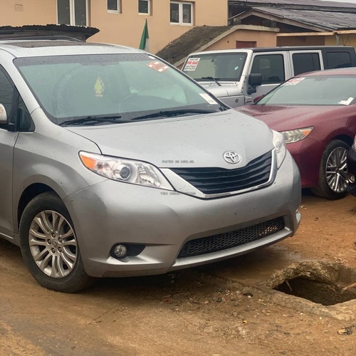 Foreign Used 2015 Toyota Sienna XLE for Sale In Lagos