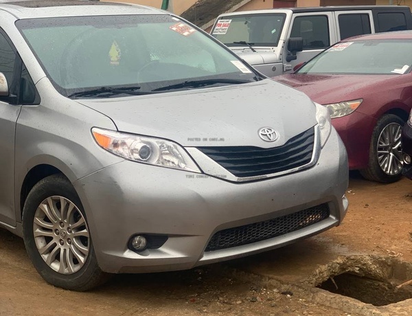 Foreign Used 2015 Toyota Sienna XLE for Sale In Lagos