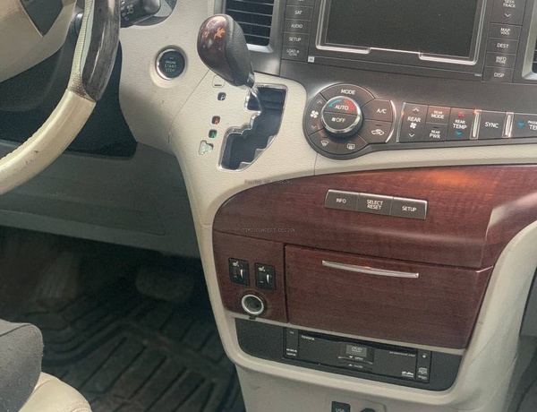 Foreign Used 2015 Toyota Sienna XLE for Sale In Lagos