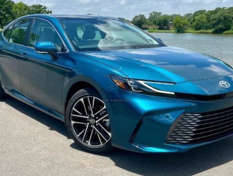 2025 Toyota Camry XLE Hybrid Electric + Petrol image