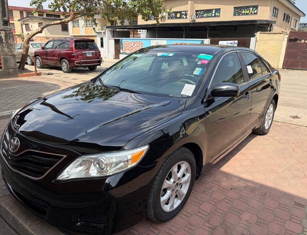 Clean 2011 Toyota Camry LE for Sale In Lagos