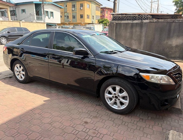 Clean 2011 Toyota Camry LE for Sale In Lagos