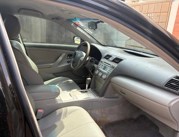 Clean 2011 Toyota Camry LE for Sale In Lagos