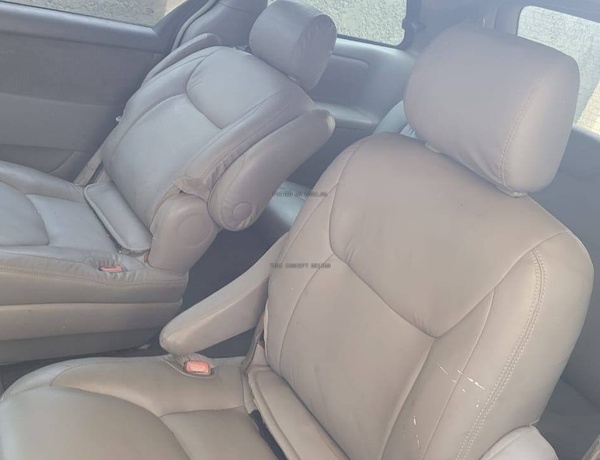 Clean Nigeria Used Toyota Sienna LE 2006 for Sale In Yaba