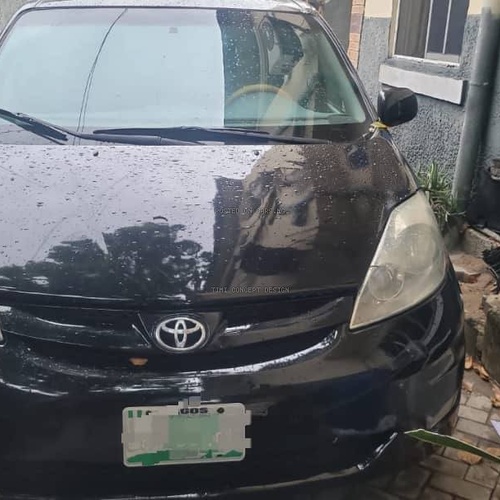 Clean Nigeria Used Toyota Sienna LE 2006 for Sale In Yaba