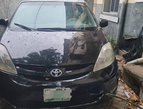 Clean Nigeria Used Toyota Sienna LE 2006 for Sale In Yaba