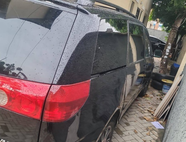 Clean Nigeria Used Toyota Sienna LE 2006 for Sale In Yaba