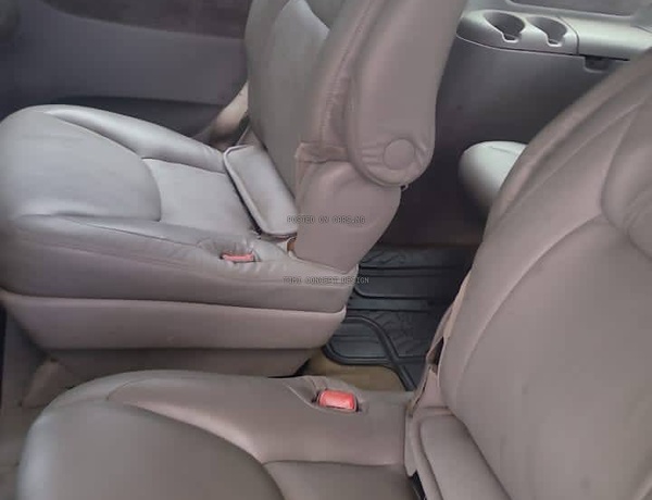 Clean Nigeria Used Toyota Sienna LE 2006 for Sale In Yaba