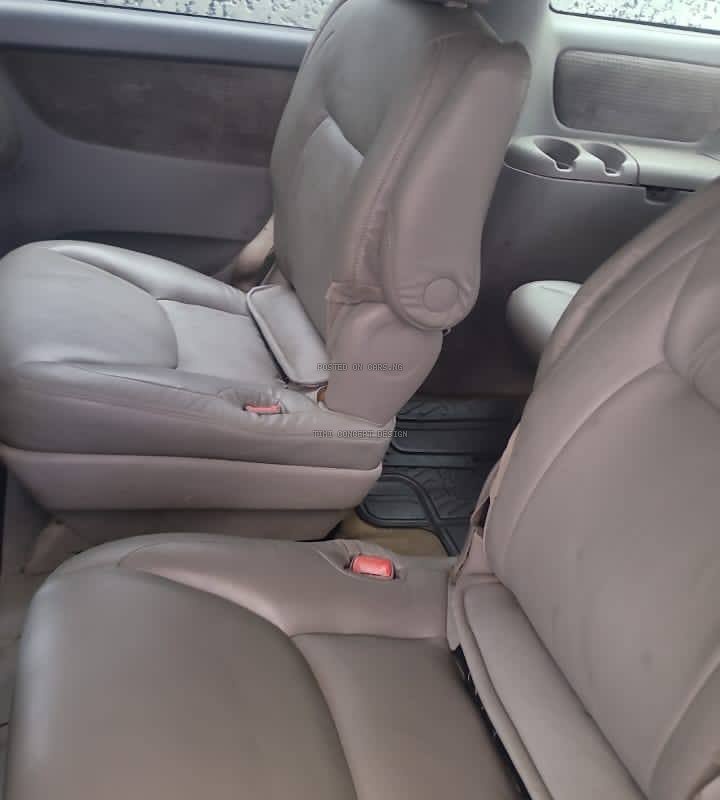 Clean Nigeria Used Toyota Sienna LE 2006 for Sale In Yaba image