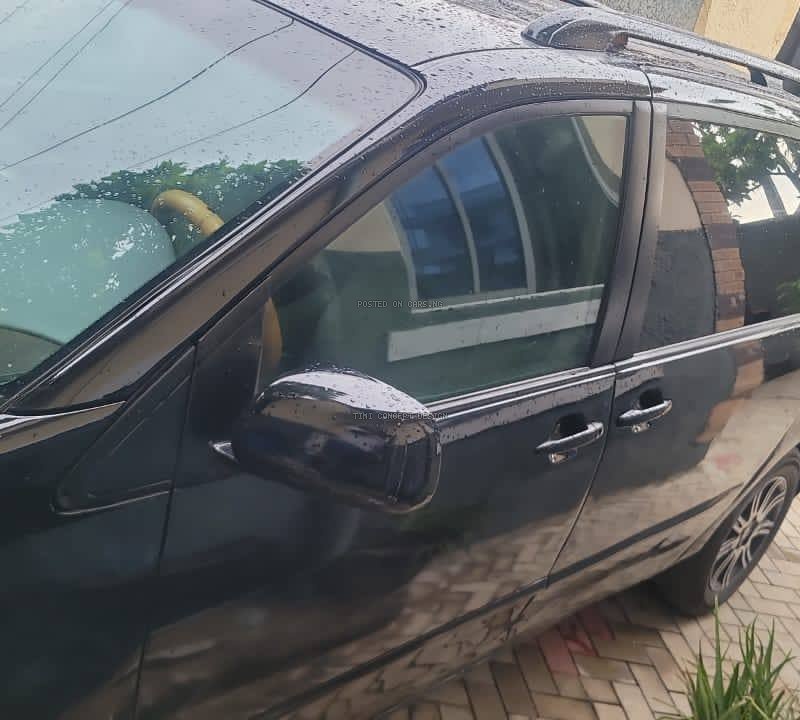 Clean Nigeria Used Toyota Sienna LE 2006 for Sale In Yaba image