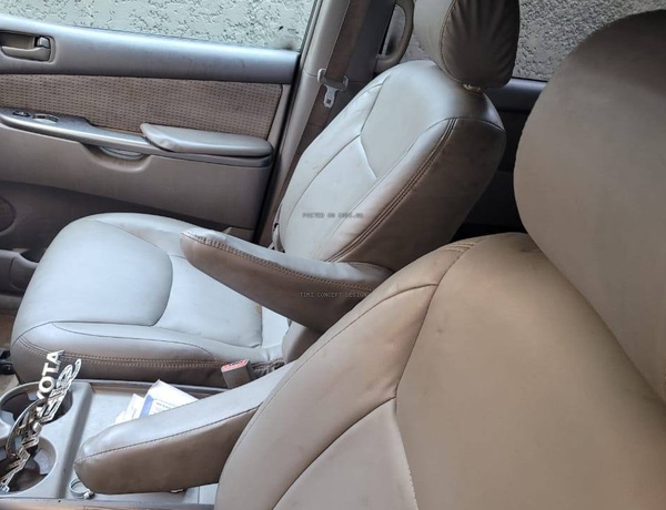 Clean Nigeria Used Toyota Sienna LE 2006 for Sale In Yaba