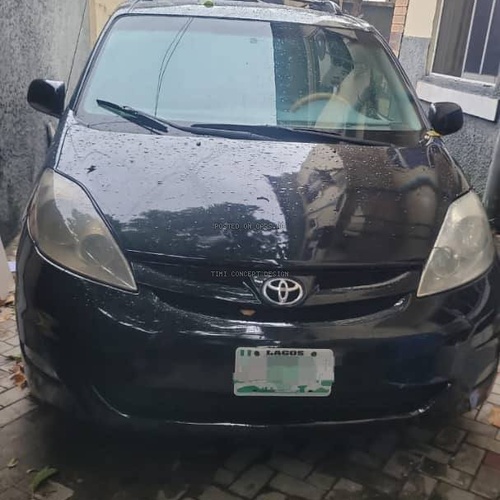 Clean Nigeria Used Toyota Sienna LE 2006 for Sale In Yaba