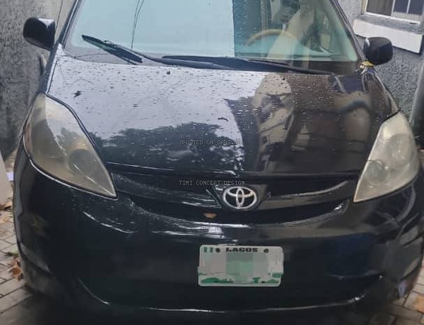 Clean Nigeria Used Toyota Sienna LE 2006 for Sale In Yaba