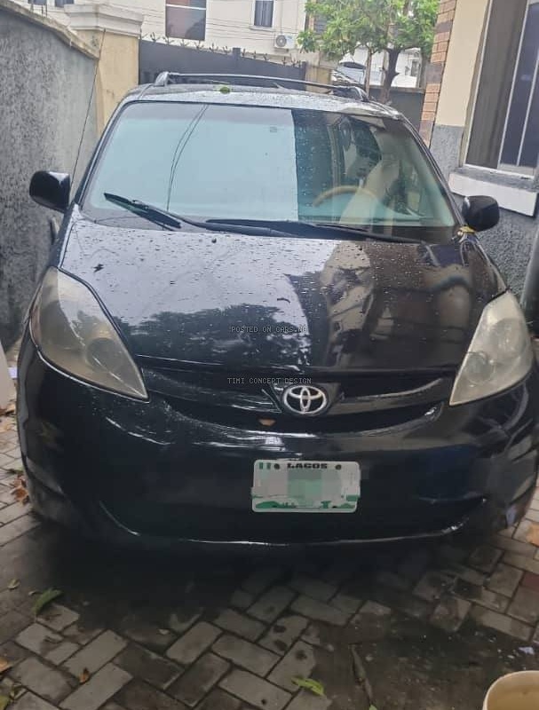 Clean Nigeria Used Toyota Sienna LE 2006 for Sale In Yaba image