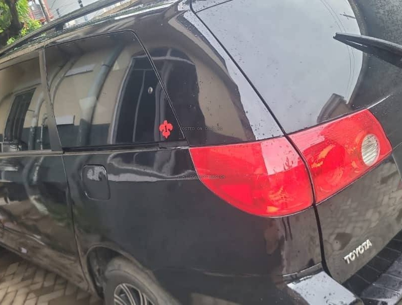 Clean Nigeria Used Toyota Sienna LE 2006 for Sale In Yaba image