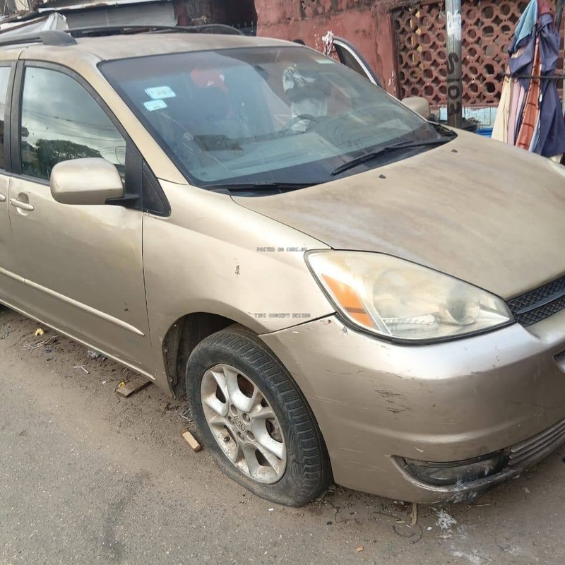 Dealers Deal Nigerian Used Toyota Sienna 2005 LE  for Sale image