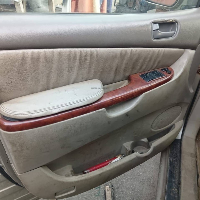 Dealers Deal Nigerian Used Toyota Sienna 2005 LE  for Sale image