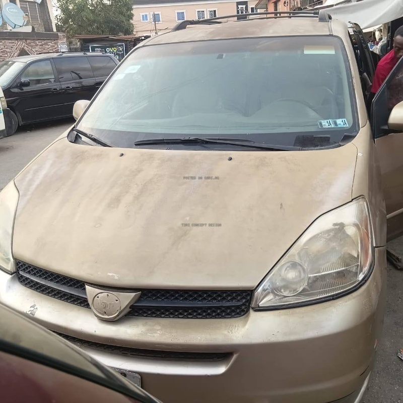 Dealers Deal Nigerian Used Toyota Sienna 2005 LE  for Sale image