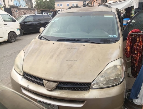 Dealers Deal Nigerian Used Toyota Sienna 2005 LE  for Sale