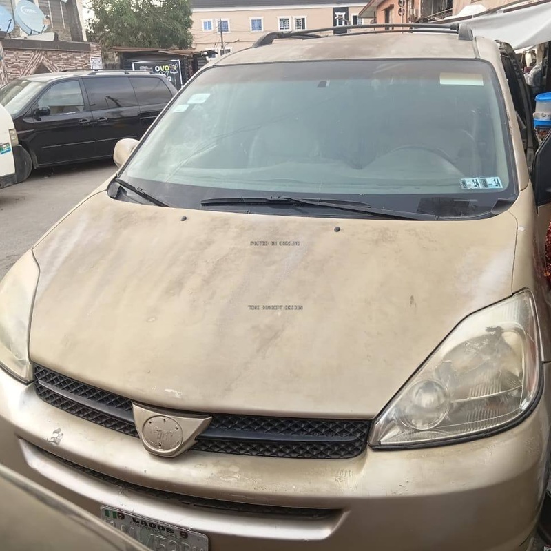 Dealers Deal Nigerian Used Toyota Sienna 2005 LE  for Sale image