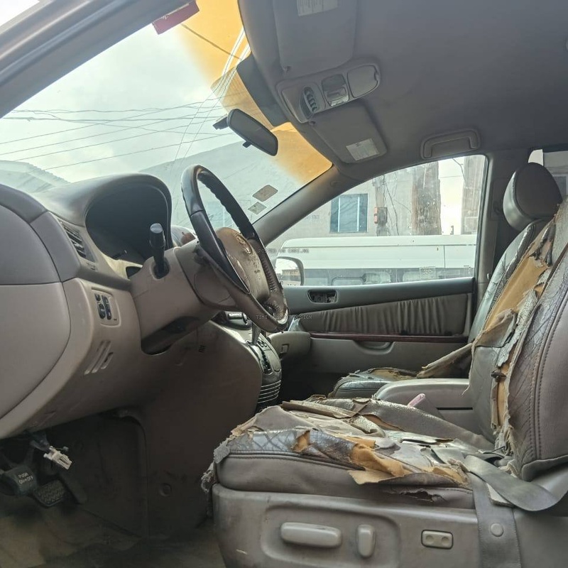 Dealers Deal Nigerian Used Toyota Sienna 2005 LE  for Sale image