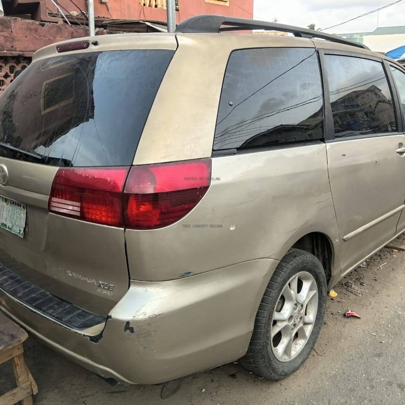 Dealers Deal Nigerian Used Toyota Sienna 2005 LE  for Sale image