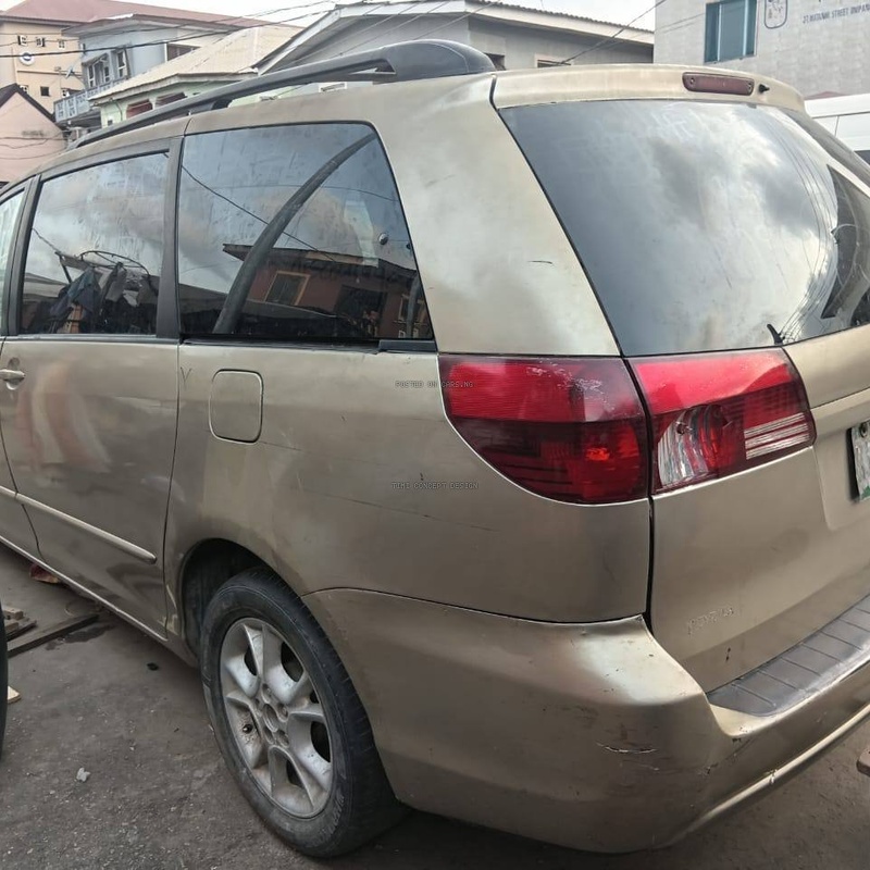 Dealers Deal Nigerian Used Toyota Sienna 2005 LE  for Sale image
