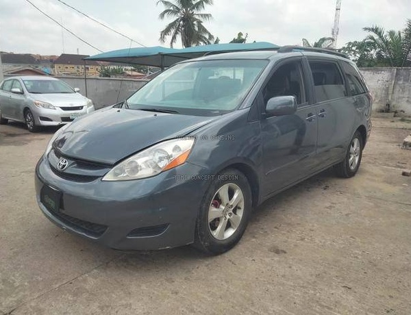 Nigerian Used 2008 Toyota Sienna in good working condition