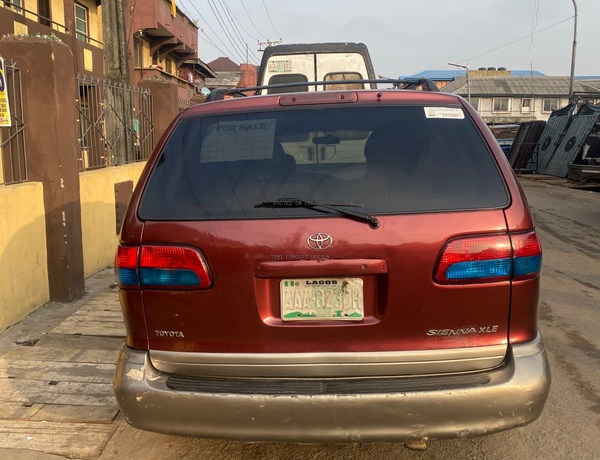 Toyota Sienna  XLE 2002 for Sale In Lagos 