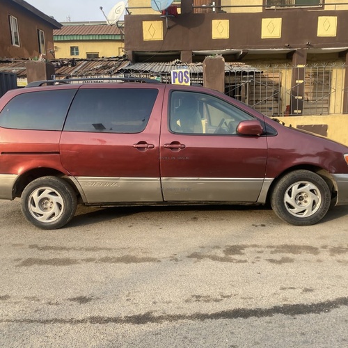 Toyota Sienna  XLE 2002 for Sale In Lagos 