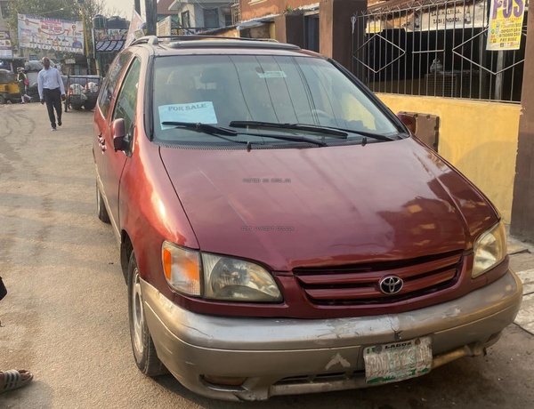 Toyota Sienna  XLE 2002 for Sale In Lagos 