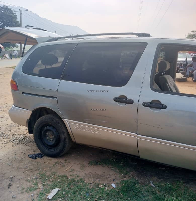 Toyota Sienna 2000 for Sale In Kubwa, Abuja image