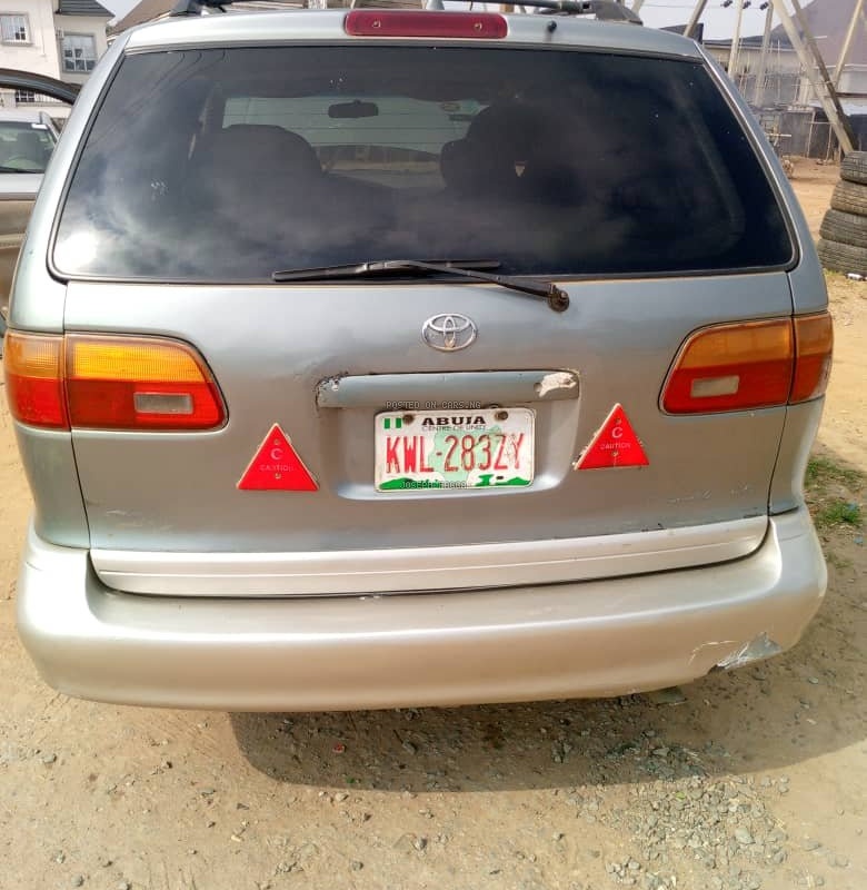 Toyota Sienna 2000 for Sale In Kubwa, Abuja image