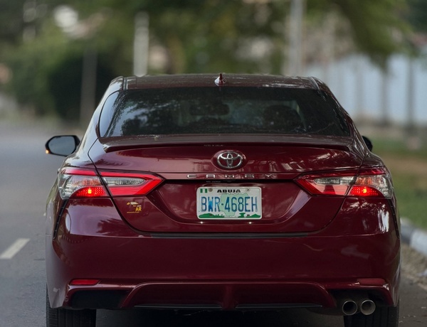 Nigerian Used Toyota Camry SE 2018 in Abuja