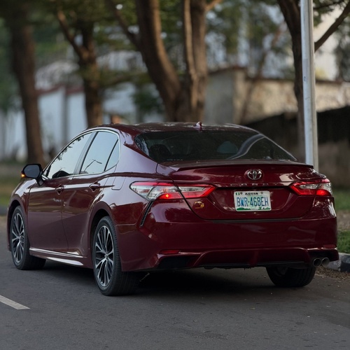 Nigerian Used Toyota Camry SE 2018 in Abuja
