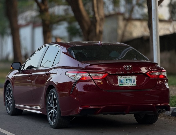 Nigerian Used Toyota Camry SE 2018 in Abuja