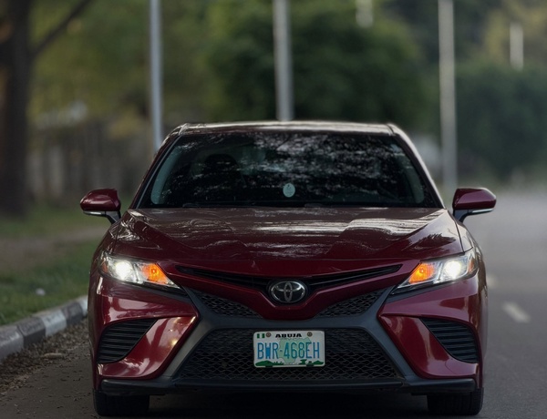 Nigerian Used Toyota Camry SE 2018 in Abuja