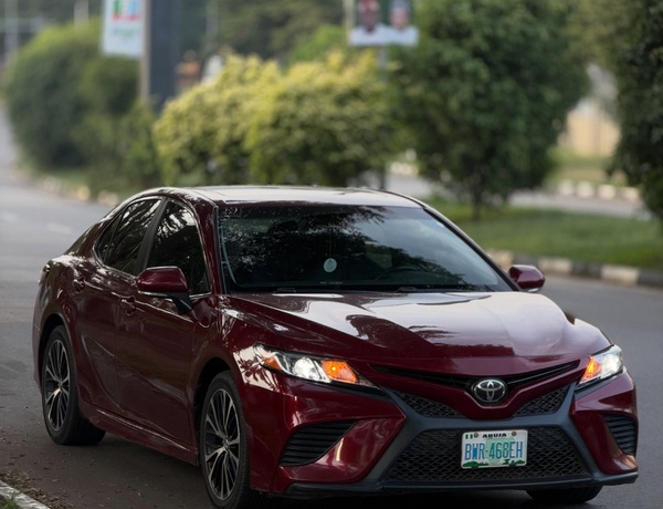 Nigerian Used Toyota Camry SE 2018 in Abuja