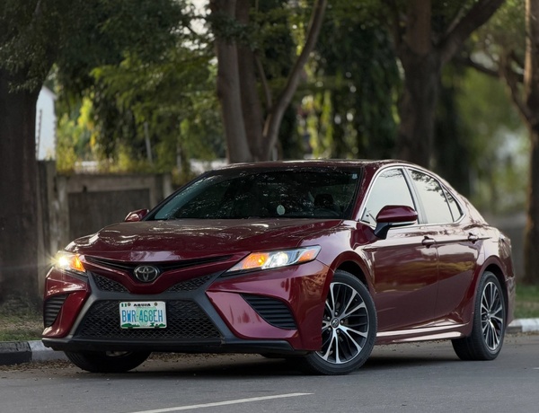 Nigerian Used Toyota Camry SE 2018 in Abuja