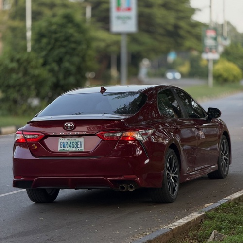 Nigerian Used Toyota Camry SE 2018 in Abuja