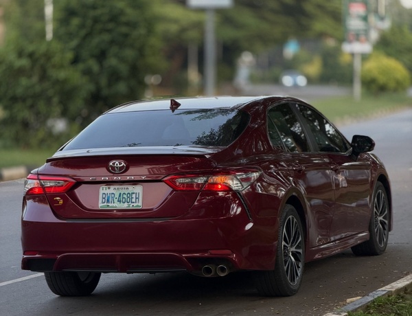 Nigerian Used Toyota Camry SE 2018 in Abuja