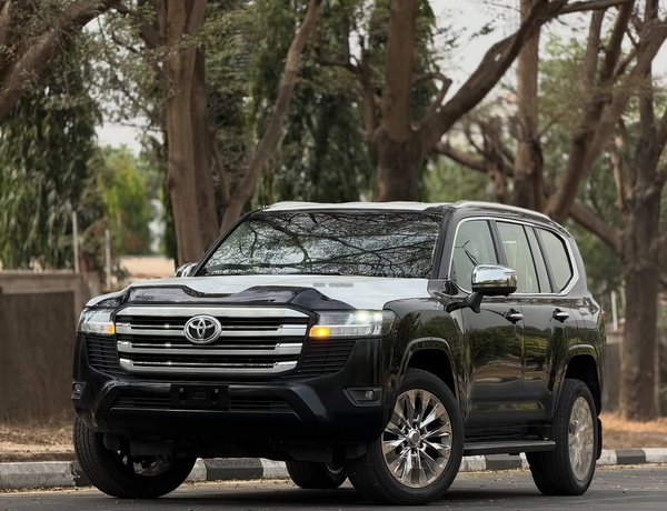 2025 TOYOTA LAND CRUISER GXR  BRAND NEW FOR SALE IN ABUJA