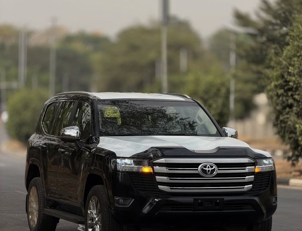 2025 TOYOTA LAND CRUISER GXR  BRAND NEW FOR SALE IN ABUJA