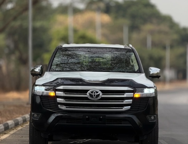 2025 TOYOTA LAND CRUISER GXR  BRAND NEW FOR SALE IN ABUJA