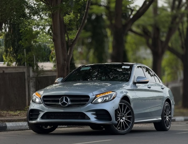 2012 MERCEDES-BENZ C300  FOREIGN USED, Very Sharp