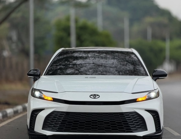 TOYOTA CAMRY HYBRID 2025 FOREIGN USED – FUEL SAVING, VERY SHARP