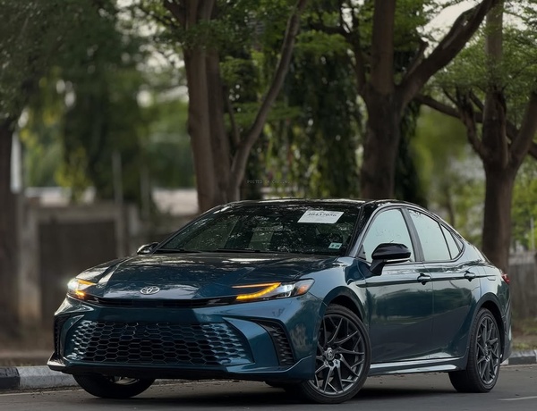  2019 TOYOTA CAMRY XSE HYBRID – FOREIGN USED Urgent Sale 